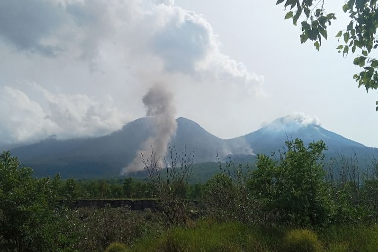Lahar panas dari puncak Gunung Lewotobi Laki-laki mengarah ke Desa Nurabelen, Kecamatan Ilebura, Kabupaten Flores Timur