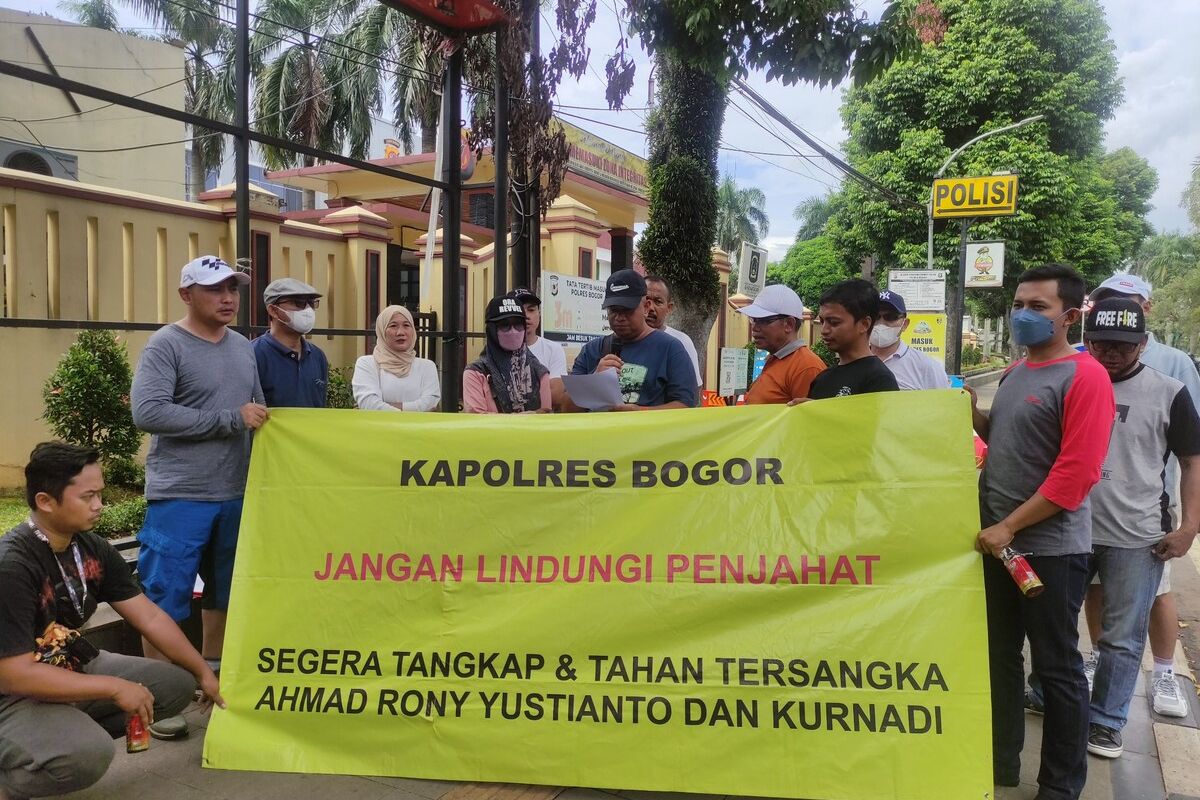 Sejumlah warga Perumahan Erfina Kencana Regency saat menyampaikan pernyataan sikap di depan Mapolres Bogor atas kasus dugaan intimidasi yang dialami mereka, Minggu (22/1/2023).