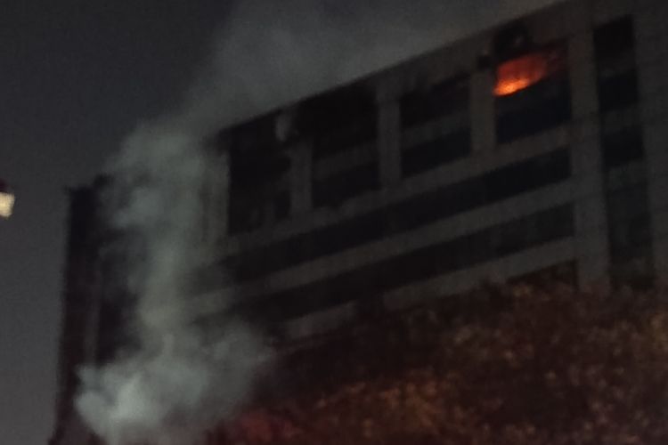 Bagian Dalam Gedung Bapenda Jakarta Masih Terbakar, Area Luar Padam