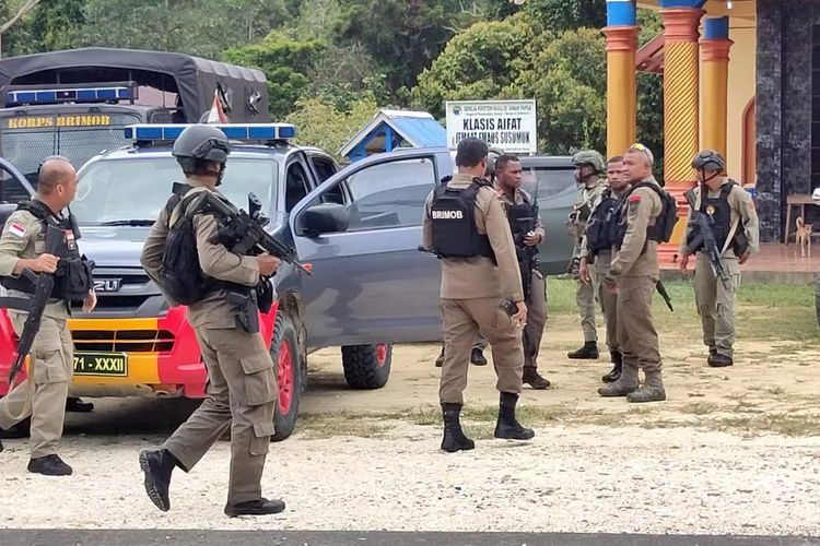 Personil Brimob Polda Papua Barat saat mengamankan Sotuasi di Maybrat