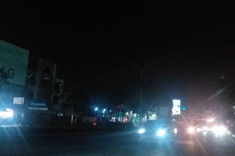 Lampu PJU padam di sepanjang Jalan Jenderal Sudirman, Kota Pekanbaru, Riau, Senin (1/2/2021). Listrik dipadamkan PLN, karena Pemkot Pekanbaru menunggak pembayaran tagihan.