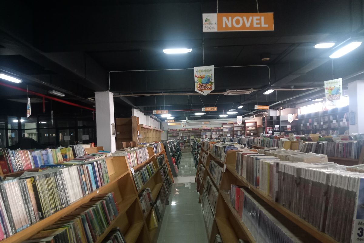 Area buku novel di kios Jakbook di lantai 3 Pasar Kenari dengan harga yang bervariasi.