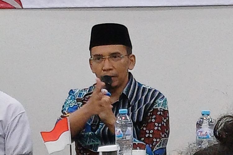 Ketua Harian Perindo Muhammad Zainul Majdi atau Tuan Guru Bajang (TGB) dalam diksusi bersama para relawan Presiden Joko Widodo (Jokowi) yang mendukung Ganjar Pranowo di Hotel Jambuluwuk, Jakarta, Jumat (11/8/2023). 
