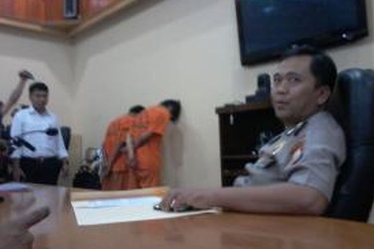 Kepala Bidang Hubungan Masyarakat (Kabid Humas) Polda Sulselbar, Komisaris Besar (Kombes) Polisi Endi Sutendi menggelar dua tersangka geng motor, Irfandi alias Irfan dan Wawan alias Bolleng yang melakukan perampokan terhadap seorang wartawan televisi lokal di Makassar, Aditya Jufri.