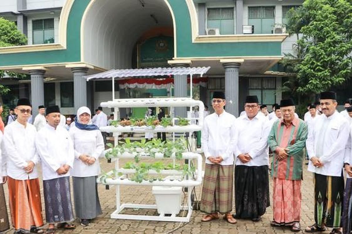 Penjabat (Pj) Gubernur DKI Jakarta, Heru Budi Hartono di Pondok Pesantren Al Hamid, Cipayung, Jakarta Timur pada Sabtu (22/10/2022) menyerahkan sarana urban farming dalam rangka memperingati Hari Santri 2022. 