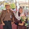Serunya Siswa SMUHI Pekajangan Bergaya 1970-an di Catwalk
