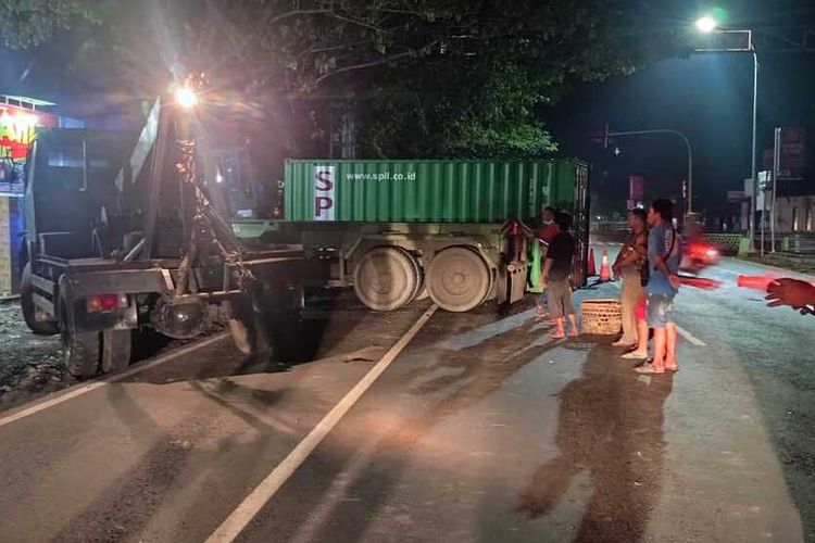 Diduga karena sopir mengantuk, truk hino kontainer L 9140 UF menabrak pagar rumah warga di Nganjuk, Rabu (2/3/2022) dini hari.