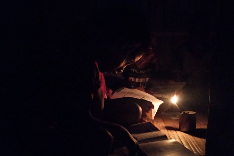 (ILUSTRASI) Anak-anak di Kampung Kepiketik, Dusun Pigang, Desa Mahekelan, Kecamatan Waigete, Kabupaten Sikka, hanya mengandalkan lampu minyak tanah untuk bisa belajar pada malam hari.
