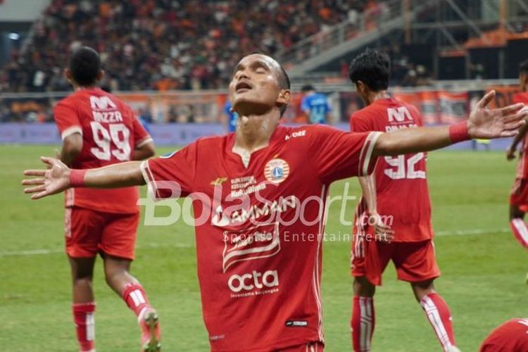 Selebrasi bintang Persija Jakarta, Riko Simanjuntak, seusai mencetak gol ke gawang Chonburi FC, Minggu (24/7/2022). Laga uji coba antara Persija vs Chonburi FC berakhir tanpa pemenang dengan skor 3-3.