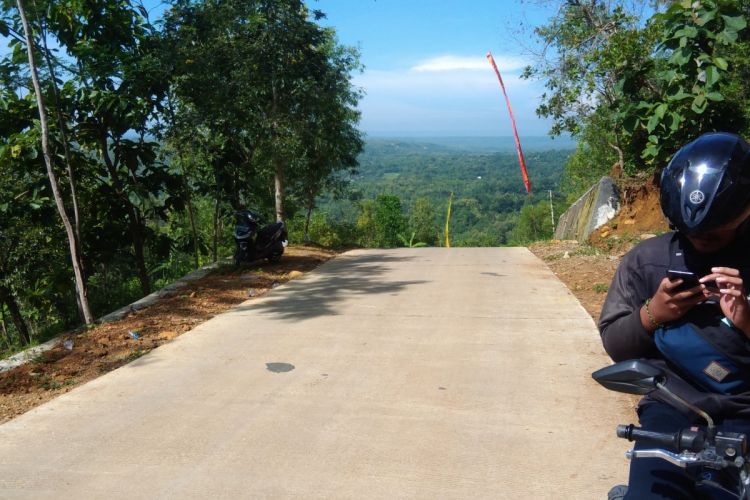 Jalan menuju Embung Tertinggi di Gunungkidul, DI Yogyakarta.