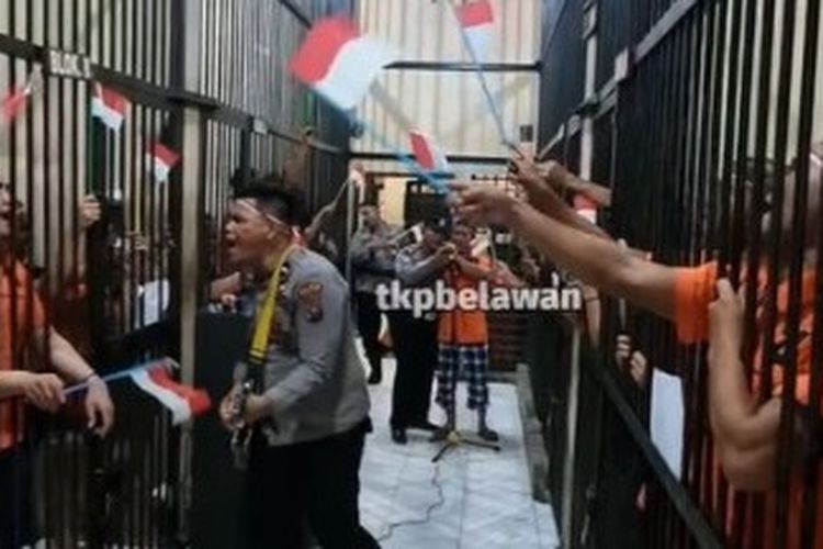 Seorang polisi dan tahanan di Medan, memeriahkan HUT RI ke-78. Videonya pun viral di media sosial. 