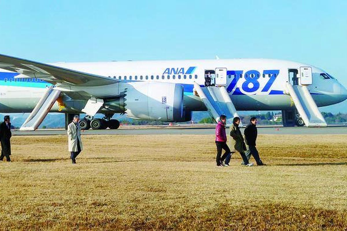 Para penumpang berjalan di landasan setelah keluar dari pesawat Boeing 787 Dreamliner milik maskapai All Nippon Airways yang mendarat darurat di Bandara Takamatsu di Prefektur Kagawa, Jepang barat, Rabu (16/1) pagi. Pesawat tipe terbaru buatan Boeing dari Amerika Serikat itu mendarat darurat karena salah satu baterainya terbakar. Foto ini diambil oleh salah satu penumpang pesawat tersebut.