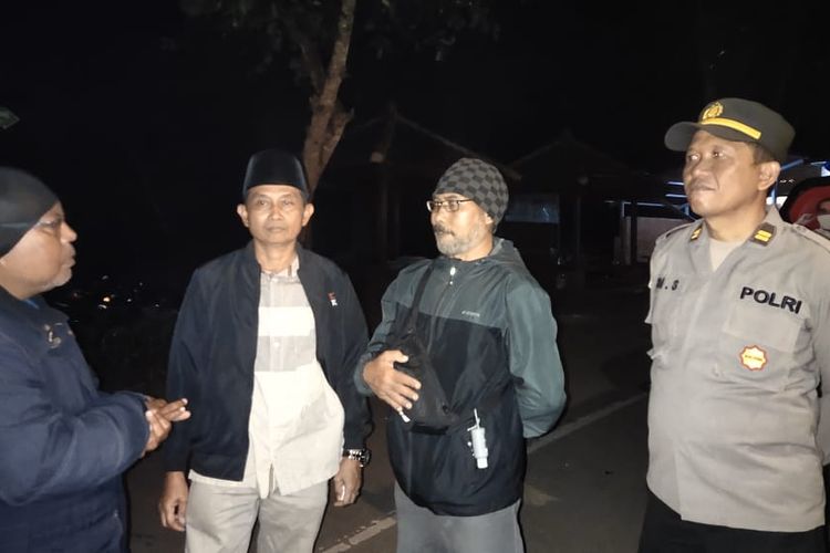 Petugas saat memberikan imbauan kepada pengunjung di Alas Purwo Banyuwangi saat malam satu suro, Sabtu (30/7/2022).