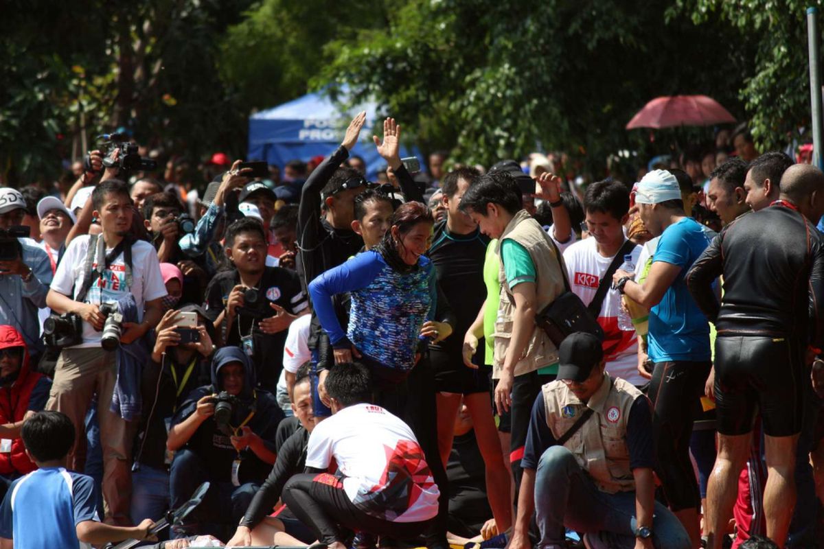 Menteri Kelautan dan Perikanan Susi Pudjiastuti usai adu cepat melawan Wakil Gubernur DKI Jakarta Sandiaga Uno di Danau Sunter, Jakarta Utara, Minggu (25/02/2018). Festival tersebut diadakan untuk menjawab tantangan Menteri Kelautan dan Perikanan Susi Pudjiastuti agar Gubernur DKI Jakarta Anies Baswedan dan Sandiaga menjadikan Danau Sunter seperti di Geneva, Swiss.