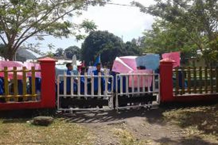 puluhan mahasiswa dari Sekolah Tinggi Kguruan dan Sekolah Tinggi Kelautan Hatta Sjharir Banda menggelar aksi demo di kantor camat setempat, Kamis (17/9/2015). Aksi ini dilakukan untuk meminta pemerintah setempat dapat melindungi benda-benda peninggalan sejarah itu