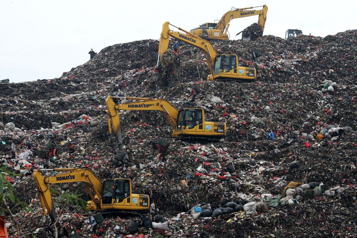 Sejumlah alat berat beroperasi di lokasi Tempat Pengolahan Sampah Terpadu (TPST) Bantar Gebang, di Bekasi, Jawa Barat, Rabu (17/1). Dana bantuan kemitraan Pemprov DKI Jakarta kepada Pemkot Bekasi pada 2018 berkurang Rp116 miliar dibanding 2017 yang diperuntukkan bagi kebutuhan infrastruktur publik dan dana kompensasi warga sekitar TPST Bantar Gebang. ANTARA FOTO/Risky Andrianto/aww/18.