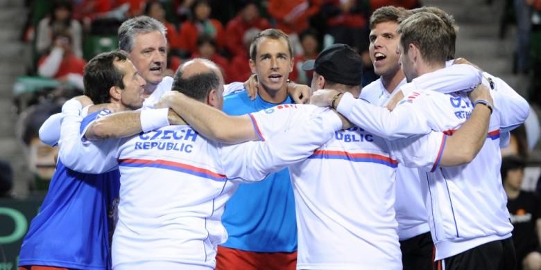 Petenis Ceko Radek Stepanek (kiri) dan Lukas Rosol (4 dari kiri) merayakan kemenangan mereka atas ganda Jepang Tatsuma Ito/Yasutaka Uchiyama pada hari kedua perempat final Davis Cup, Sabtu (5/4/2014). Stepanek/Rosol menang 6-4, 6-4, 6-4.