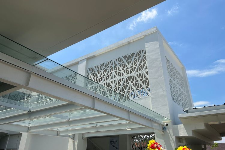 Fasad Masjid Raya Baitul Mukhtar di BSD City, Tangerang Selatan, Jumat (29/8/2025).