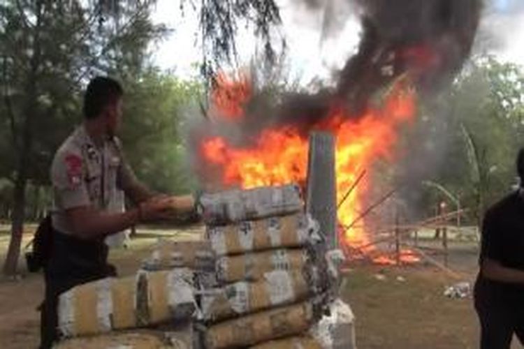 Polda Aceh musnahkan 2 ton ganja yang didapat selama operasi di Aceh semester pertama tahun 2014. Selain ganja polisi juga memusnahkan 1 kilogram lebih narkoba jenis sabu, Kamis (28/8/2014). ***** K12-11