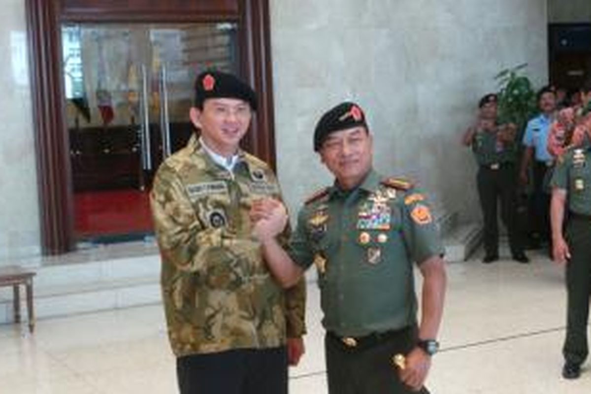 Gubernur DKI Jakarta Basuki Tjahaja Purnama bersama Panglima TNI Jenderal Moeldoko, di Mabes TNI, Cilangkap, Jakarta Timur, Jumat (12/12/2014).