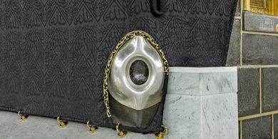 Doa Menyentuh Hajar Aswad: Bacaan Lengkap dan Maknanya Saat Thawaf