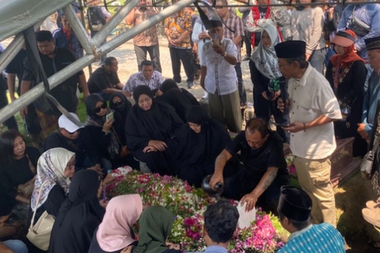 Proses pemakaman ibunda Armuji di TPU Keputih, Kamis (7/8/2025).