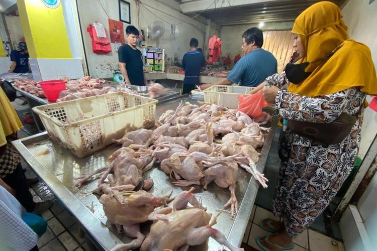 Harga Ayam Potong dan Daging Es di sejumlah pasar di Batam, Kepulauan Riau (Kepri) perlahan meroket. Bahkan belakangan harga jual Daging Es juga merangkak naik.