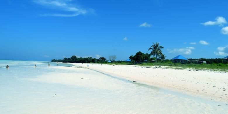 Pantai Mutiara di Desa Gumanano, Kecamatan Mawasangka, Kabupaten Buton Tengah, Sulawesi Tenggara merupakan pantai yang indah, pasir putih dan laut yang biru. Pantai ini menjadi andalan bagi warga desa di sekitarnya untuk berakhir pekan.