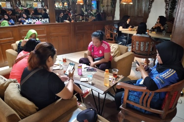 Konsep joglo dipadu modern, menjadikan Radio Cafe memiliki banyak spot foto yang menarik