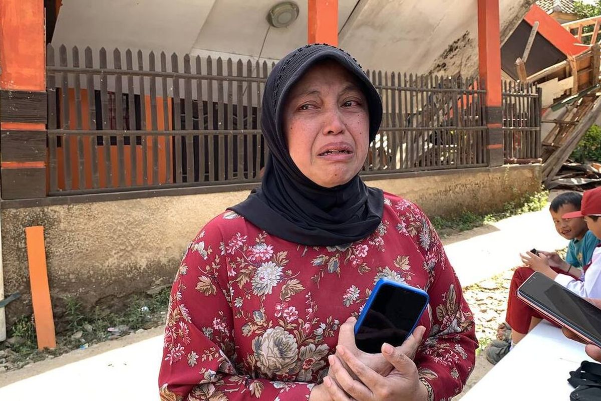 Reni Herwati (47) warga Desa Cibeureum, Kecamatan Kertasari, Kabupaten Bandung, Jawa Barat, saat diwawancarai terkait rumahnya yang hancur akibat gempa 4,9 magnitudo yang menngguncang pada Rabu pagi