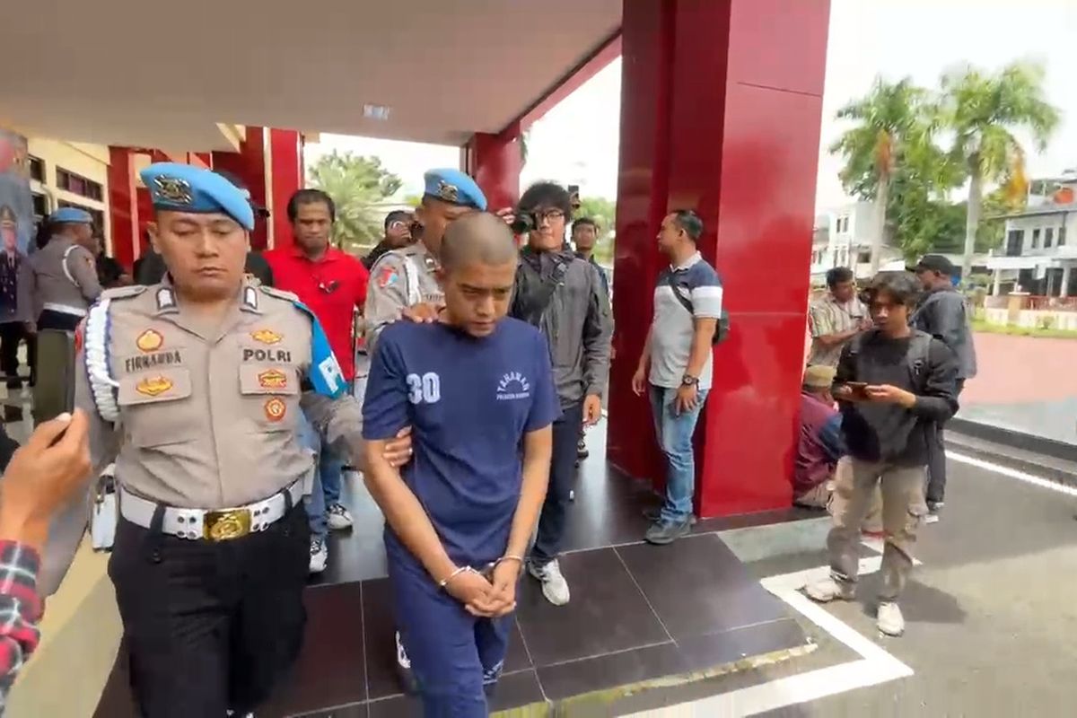 Kapolresta Bandung Kombes Pol Aldi Subartono saat melakukan gelar perkara di Mapolresta Bandung, terkait kasus pembunuhan yang terjadi di Kecamatan Margahayu, Kabupaten Bandung, Senin (27/1/2025)