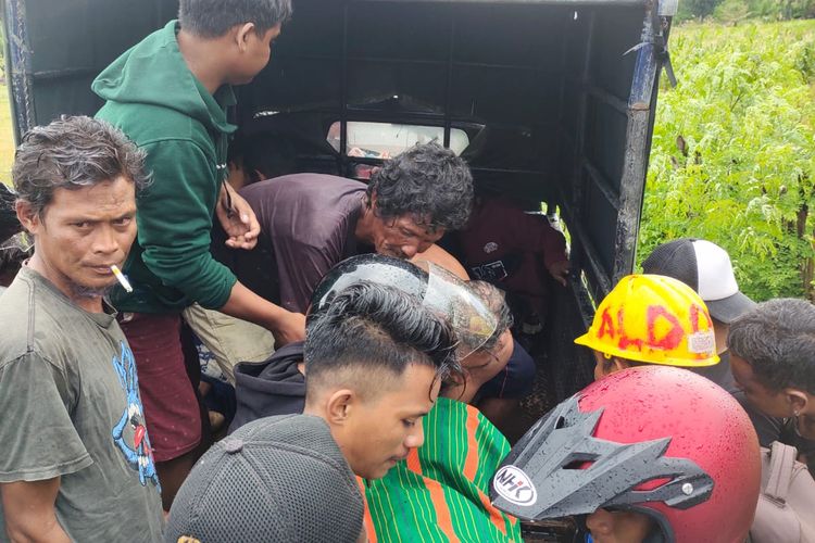 Jenazah salah satu korban kecelakaan di Sumba Timur, NTT yang dievakuasi warga