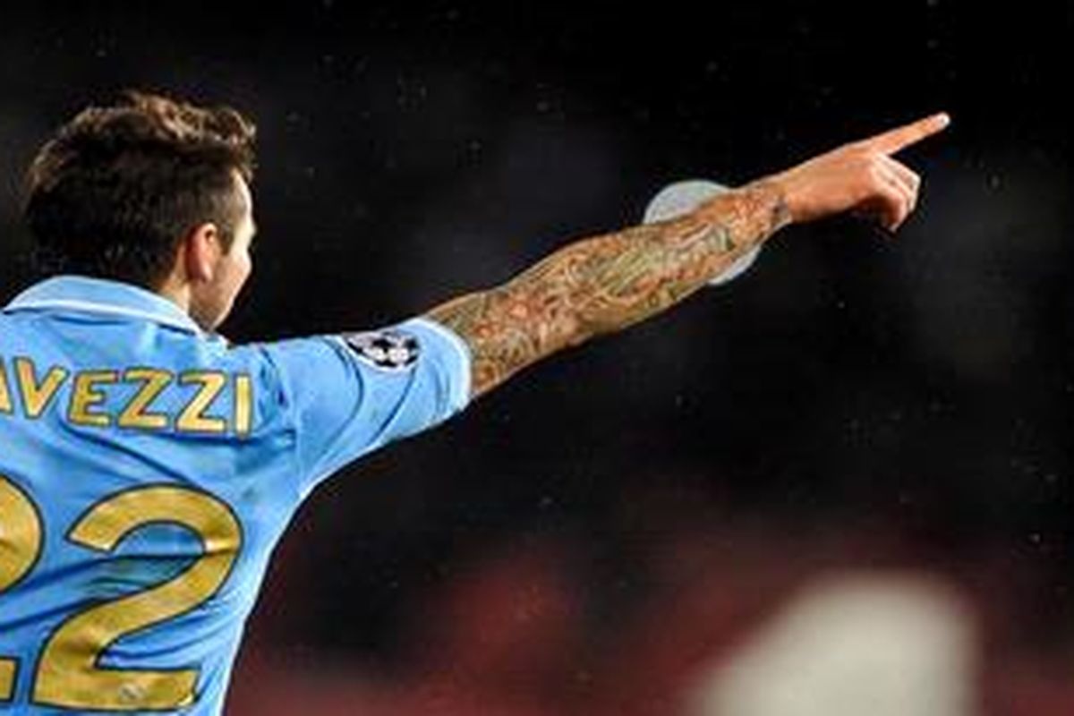 Penyerang Napoli, Ezequiel Lavezzi, merayakan golnya ke gawang Inter Milan, pada laga Serie-A, di San Paolo, Minggu (26/2/2012).