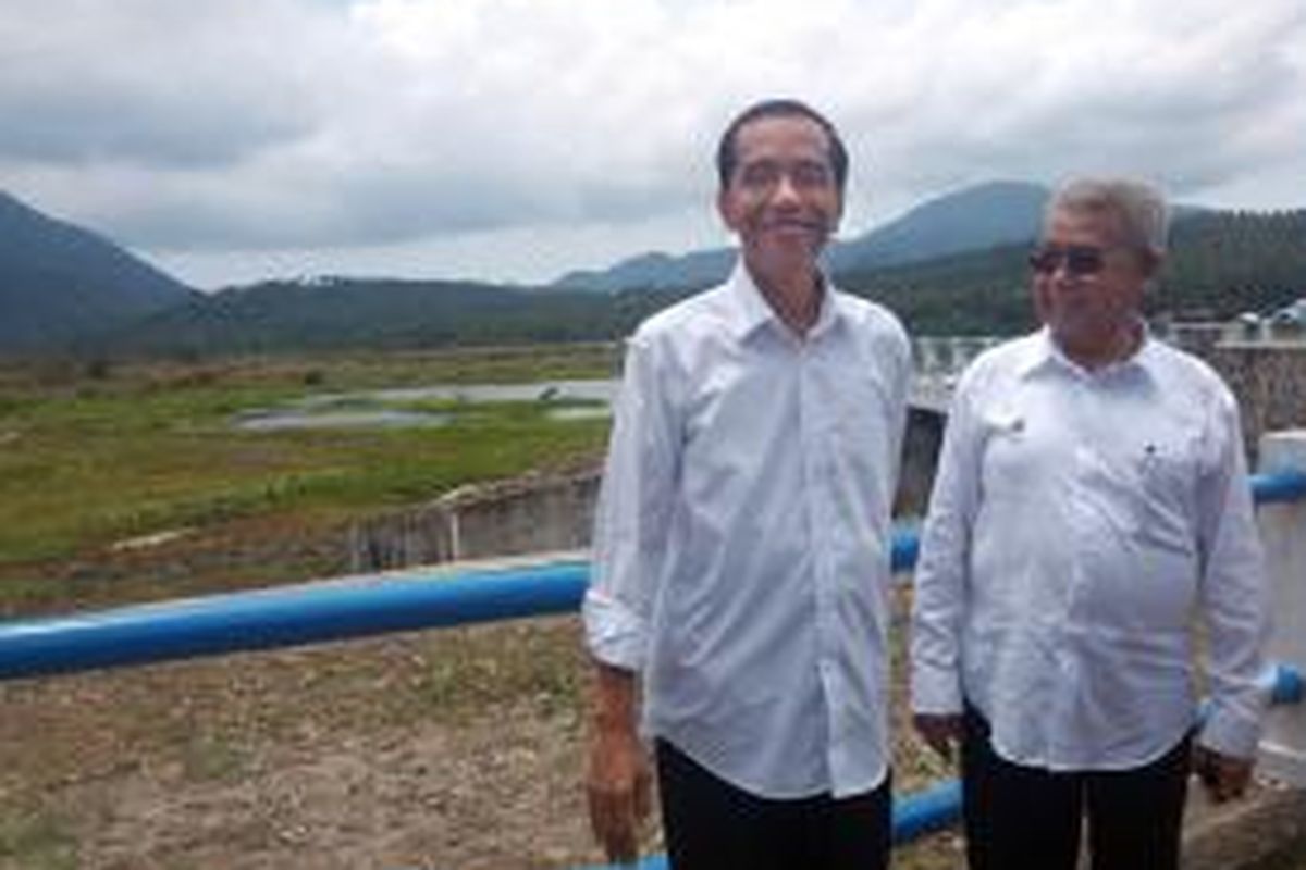 Presiden Joko Widodo bersama Gubernur Nangroe Aceh Darussalam Abdullah Zaini saat berkunjung ke Bendungan Paya Seunara di Kota Sabang, Aceh, Selasa (10/3/2015).