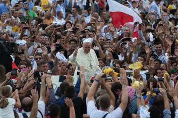 Paus Fransiskus menyapa warga Albania yang menyambut kunjungannya di Tirana, ibu kota negara itu, Minggu (21/9/2014). 