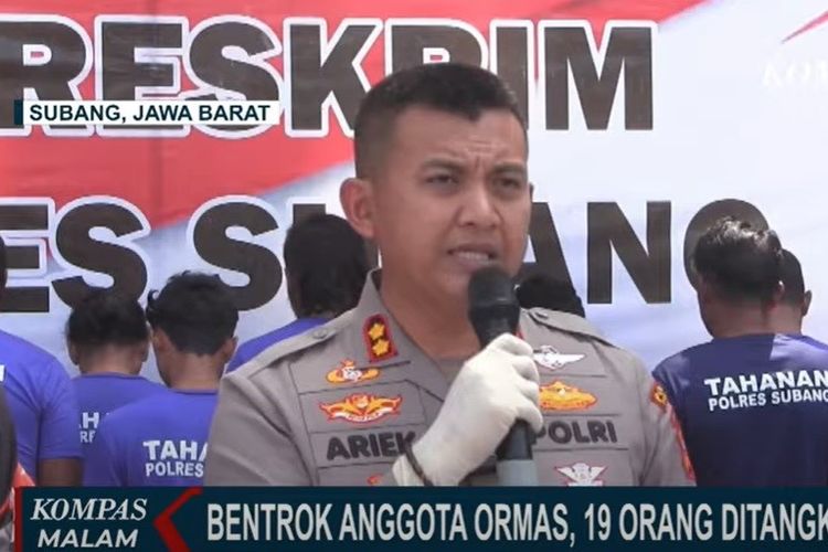 Kapolres Subang AKBP Ariek Indra Sentanu memberikan keterangan kepada media soal bentrok ormas di Subang, Jumat (19/4/2024).