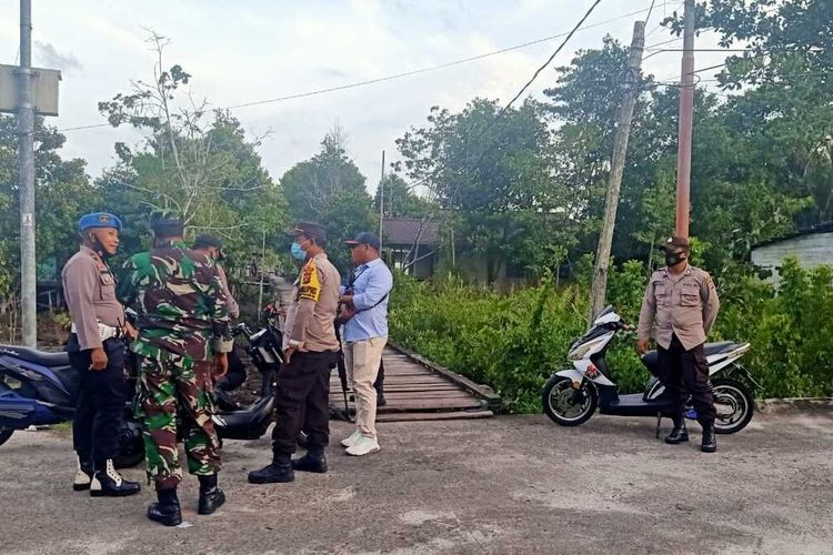 Aparat keamanan, Kamis (4/3/2021) sedang berjaga-jaga pada salah satu ruas jalan di Kota Agats, Kabupaten Asmat, Papua, pasca aksi anarkistis yang dilakukan sekelompok massa pada Rabu 3 Maret 2021.