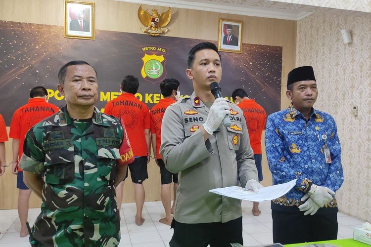 Kapolsek Metro Kebayoran Baru Kompol Tribuana Roseno saat melakukan konferensi pers di kantornya soal penangkapan pelaku penganiayaan di Roemah Djoeang, Senin (22/5/2023). 