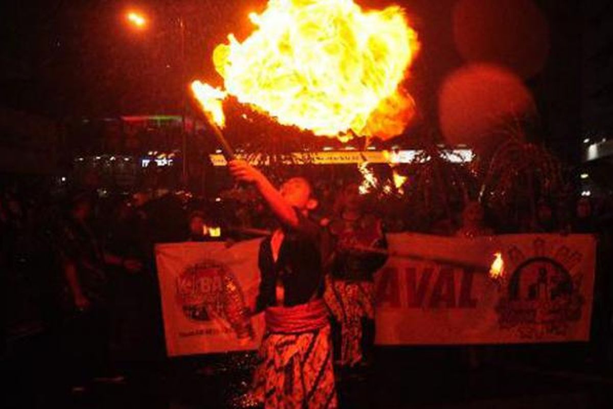 Ilustrasi. Peserta karnaval memperlihatkan kemampuan debus pada malam pergantian tahun menuju 2013 di Jalan MH. Thamrin, Jakarta Pusat, Selasa (1/1/2013). Karnaval tersebut diikutii oleh warga dari berbagai Provinsi dan kalangan siswa di Jakarta.