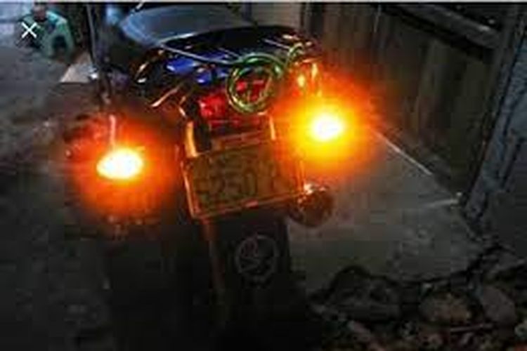 Contoh motor dengan lampu hazard