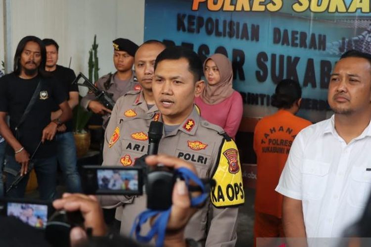 Kapolres Sukabumi Kota AKBP Ari Setyawan Wibowo saat memberikan keterangan pers terkait kasus pembunuhan yang dilakukan oleh seorang ibu rumah tangga di Jalan Liosanta, Kelurahan Cikondang, Kecamatan Citamiang, Kota Sukabumi, Jabar pada Sabtu, (18/11/2023).