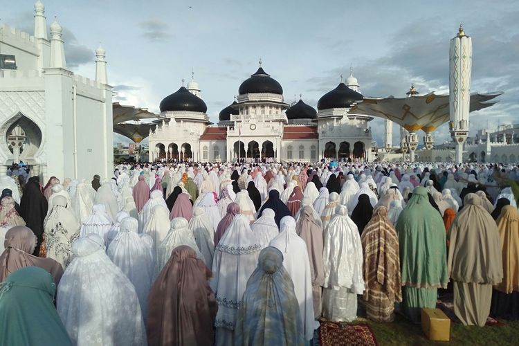 Masyarakat memenuhi Masjid Raya Baiturrahman untuk melaksanakan Ibadah Salat Idul Fitri 1443H, Senin (2/5/2022)