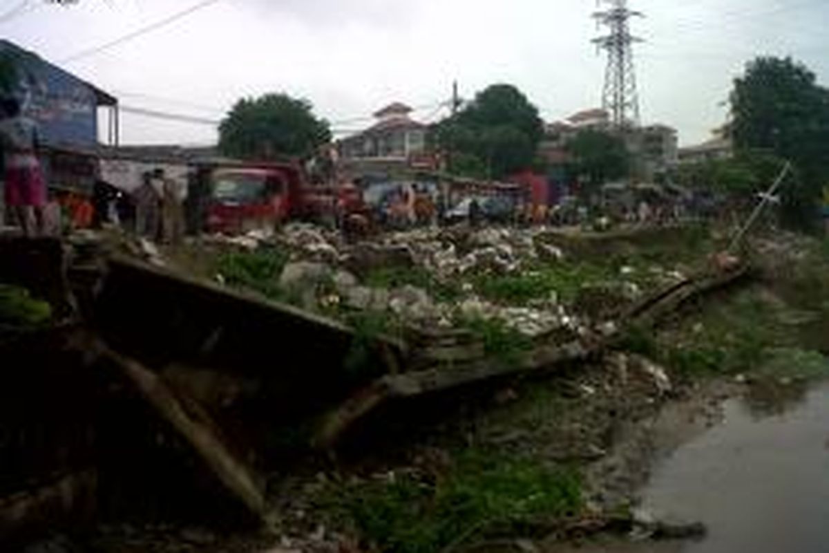 Tanggul Jebol di Pintu Air Karet Pejompongan

Sebuah tanggul  di Jalan Administrasi Negara 1, di dekat pintu air Karet, Tanah Abang, Jakarta Pusat, longsor pada Selasa pagi (31/12/2013). Tak hanya itu,  empat mobil yang terparkir pun turut terperosok kedalam sungai. Kompas.com/Ummi Hadyah Saleh

