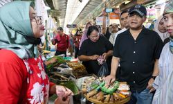 Kendalikan Inflasi Jelang Lebaran, Gubernur Jateng Sidak Pasar Bunder Sragen