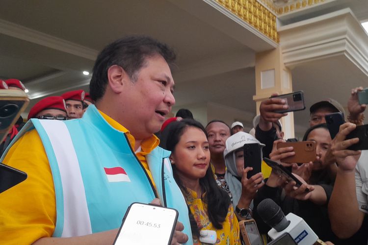Ketua Umum DPP Partai Golkar Airlangga Hartarto usai acara konsolidasi relawan Serikat Pekerja Nusantara di Gedung Bintang Maruli, Karawang, Jawa Barat, Rabu (31/1/2024). 