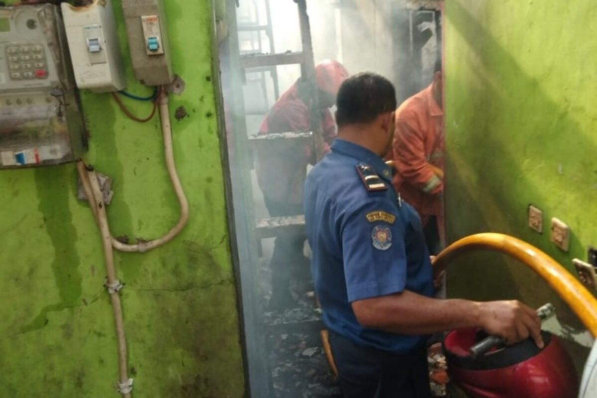 Petugas pemadam kebakaran sedang berusaha memadamkan api yang menghanguskan sebuah pondok pesantren di wilayah Katulampa, Kecamatan Bogor Timur, Kota Bogor, Senin (10/2/2020).