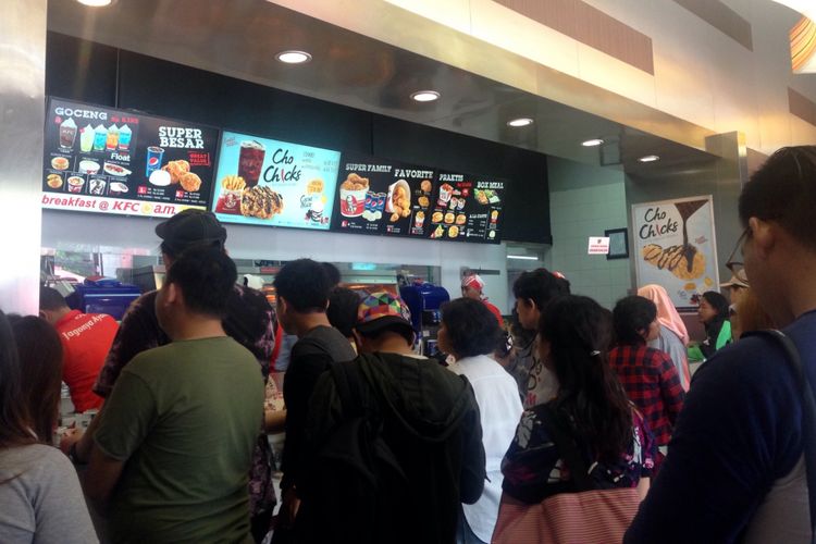 Tamu media dan foodies sedang mengantri untuk mencicipi seporsi menu baru ChoChicks di KFC Kemang. Anda bisa menikmati menu baru ChoChicks diseluruh gerai KFC.