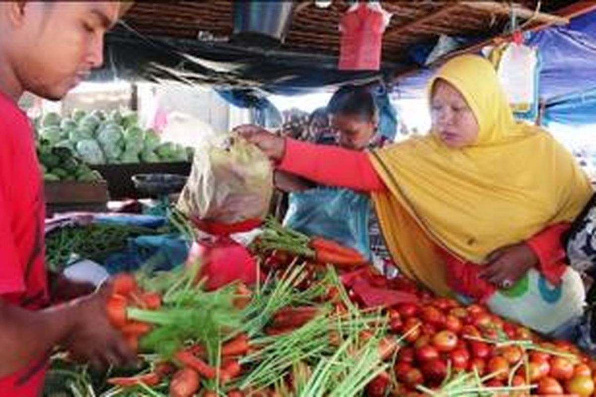 MEULABOH, KOMPAS.com;
Jelang masuknya bulan suci Ramadhan, sejumlah harga kebutuhan pokok mulai naik dari harga sebelumnya, kenaikan harga  yang sangat dirasakan oleh warga di pasar Meulaboh,  Kabuputen, Aceh Barat sejak  dua hari ini menlonjak drastis, seperti harga cabai dari harga 30 naik 38 Ribu Rupiah, Bawang Merah dari harga 24.000 naik 32.000 dan tomat naik menjadi 10. 000 dari harga 7.000 perkilogramnya.

“ hampir semua harga naik, tapi yang paling melonjak dari harga sebelumnya Cabai Merah, Bawang Merah dan  tomat” kata Ratno Sagala, salah satu pedagang di Pasar Meulaboh, Kabupaten Aceh Barat kepada kompas.com, Rabu, (03/06/2015).