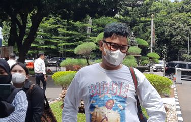 Pembawa acara Uya Kuya saat ditemui di Polda Metro Jaya, Senin (21/11/2022). 