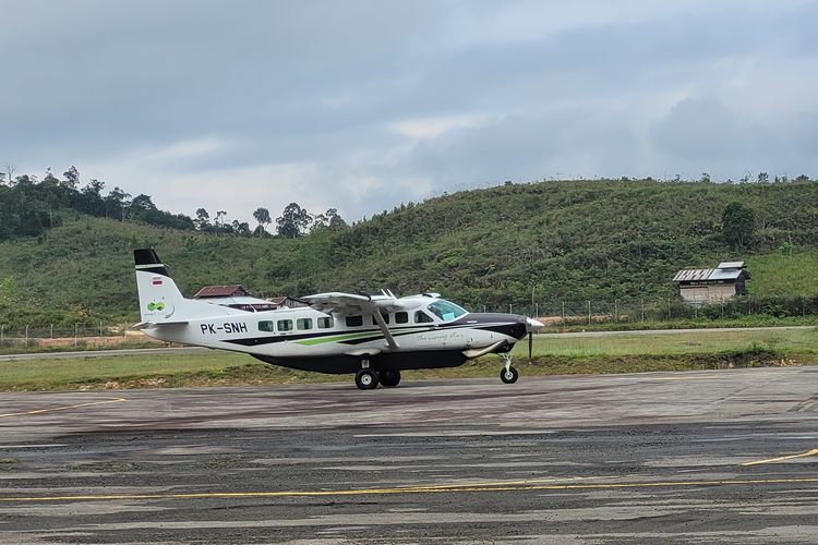 Salah satu pesawat yang melayani rute Tarakan - Krayan saat mendarat di Bandara Yuvai Semaring Krayan